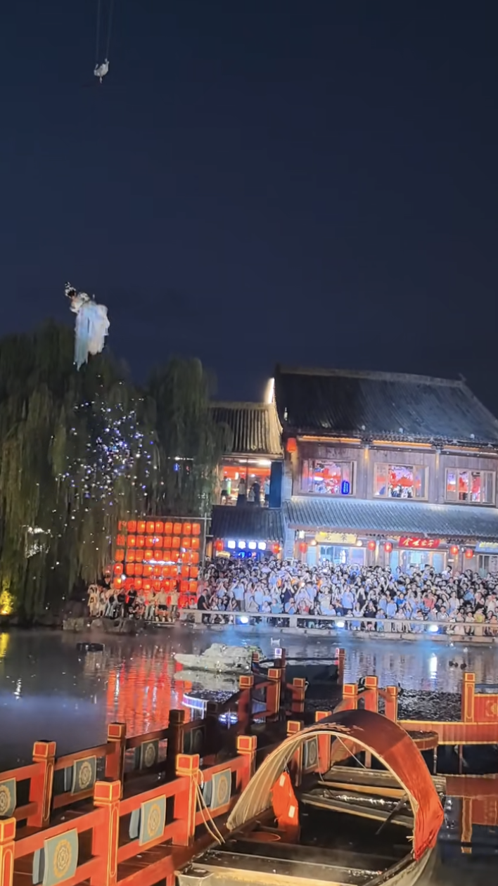 "Vén mặt chị Hằng" đang hot mùa Trung thu, cao điểm phải bay lên trời 6 lần/ngày- Ảnh 17. "Vén mặt chị Hằng" đang hot mùa Trung thu, cao điểm phải bay lên trời 6 lần/ngày- Ảnh 17.