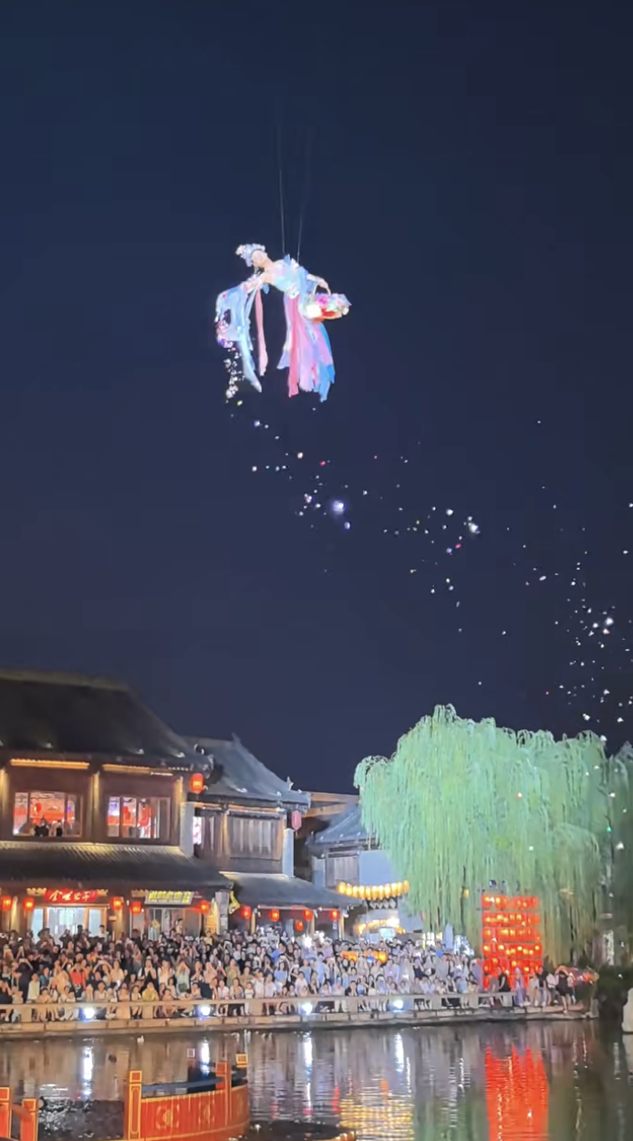 "Vén mặt chị Hằng" đang hot mùa Trung thu, cao điểm phải bay lên trời 6 lần/ngày- Ảnh 18. "Vén mặt chị Hằng" đang hot mùa Trung thu, cao điểm phải bay lên trời 6 lần/ngày- Ảnh 18.