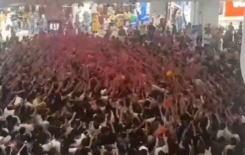 Cảnh tượng tại 1 trung t&acirc;m thương mại g&acirc;y cho&aacute;ng: &ldquo;Mọi thứ n&aacute;o loạn đến kh&oacute; tin&rdquo;- Ảnh 1.