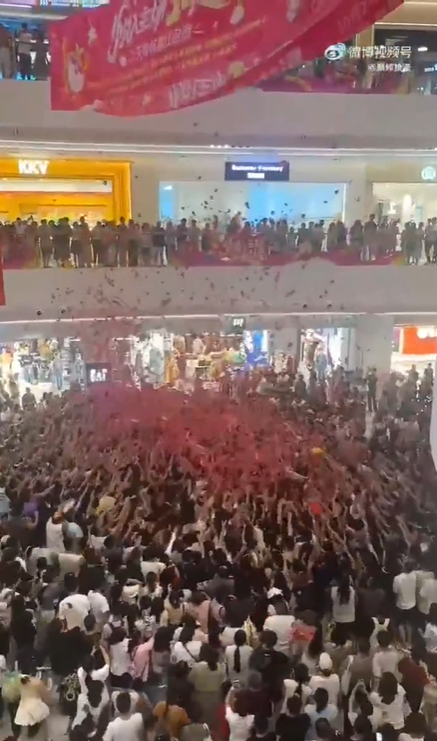 Cảnh tượng tại 1 trung t&acirc;m thương mại g&acirc;y cho&aacute;ng: &ldquo;Mọi thứ n&aacute;o loạn đến kh&oacute; tin&rdquo;- Ảnh 3.