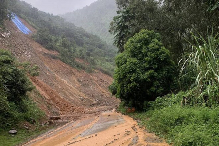 Bệnh viện đa khoa Thảo Nguyên chìm trong biển nước, nhiều vật dụng bị cuốn trôi- Ảnh 2.