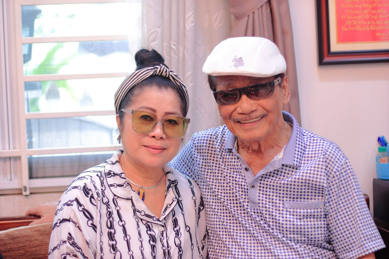 Vợ kém 18 tuổi của NSND Trần Hiếu phải tắt điện thoại, thông báo thẳng "chồng tôi còn sống"- Ảnh 2. Vợ kém 18 tuổi của NSND Trần Hiếu phải tắt điện thoại, thông báo thẳng "chồng tôi còn sống"- Ảnh 2.