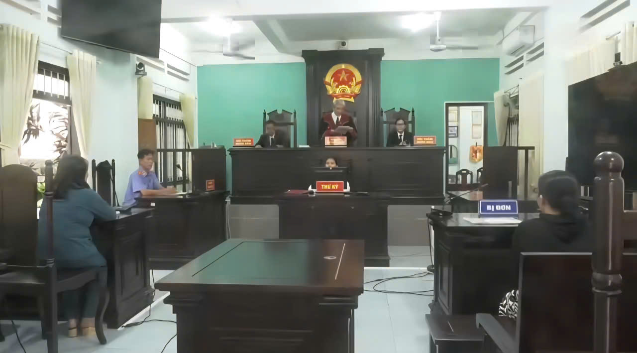 Cụ ông dẫn người tình về chụp ảnh trước bàn thờ vợ gây phẫn nộ- Ảnh 1. Cụ ông dẫn người tình về chụp ảnh trước bàn thờ vợ gây phẫn nộ- Ảnh 1.