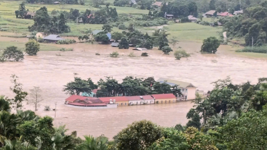 Thầy cô bật khóc nhìn trường học tan hoang sau lũ, hơn 400 HS chưa thể đến trường- Ảnh 2.