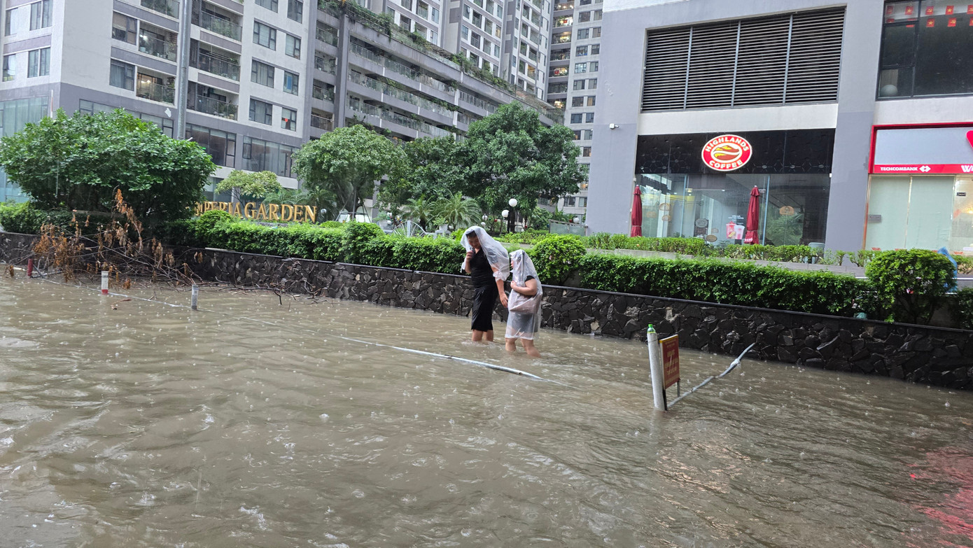 Hà Nội phố thành sông, giao thông tê liệt, xe máy 'rồng rắn' leo cao tốc giữa biển nước- Ảnh 34.