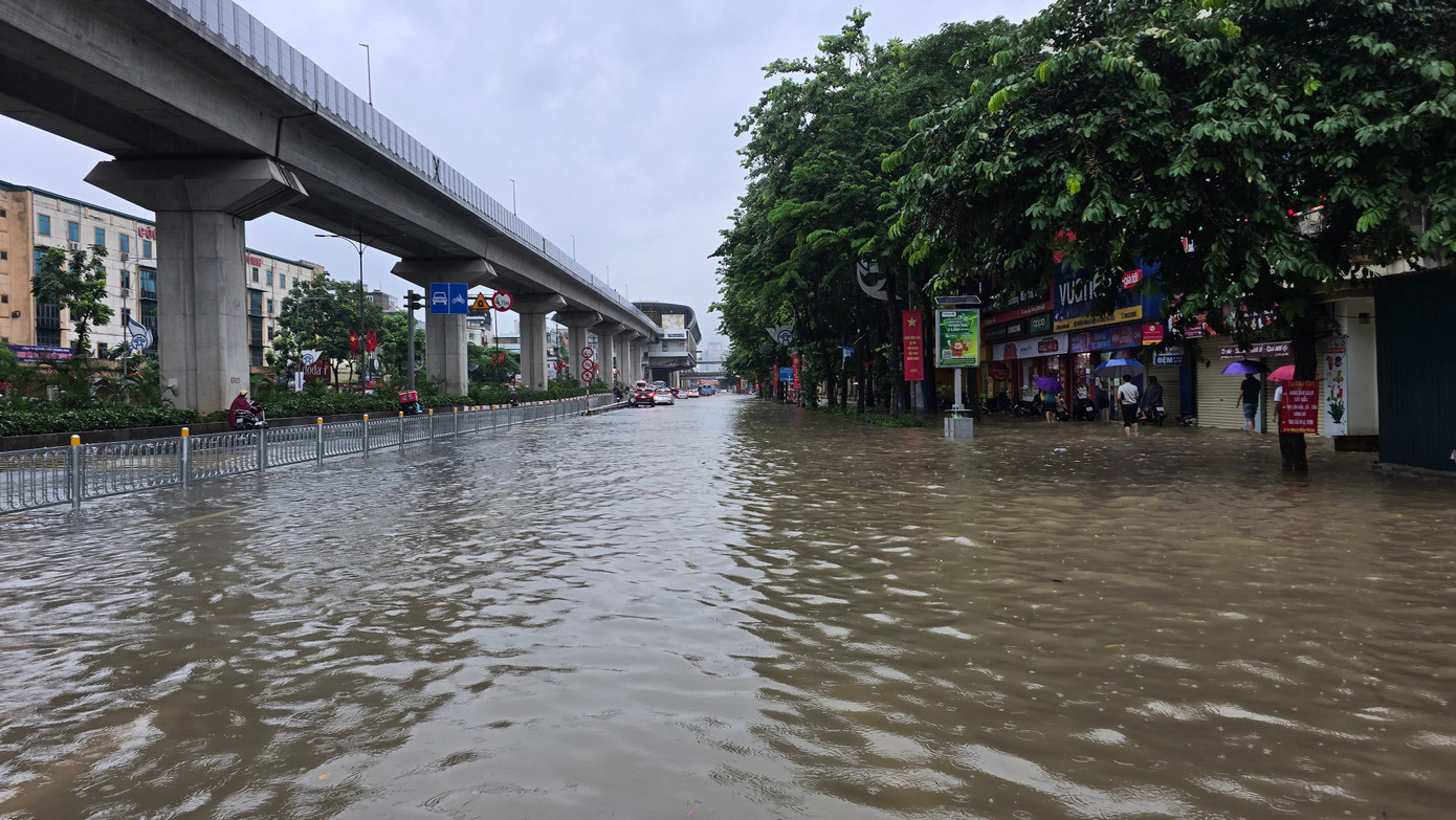 Hà Nội phố thành sông, giao thông tê liệt, xe máy 'rồng rắn' leo cao tốc giữa biển nước- Ảnh 23.