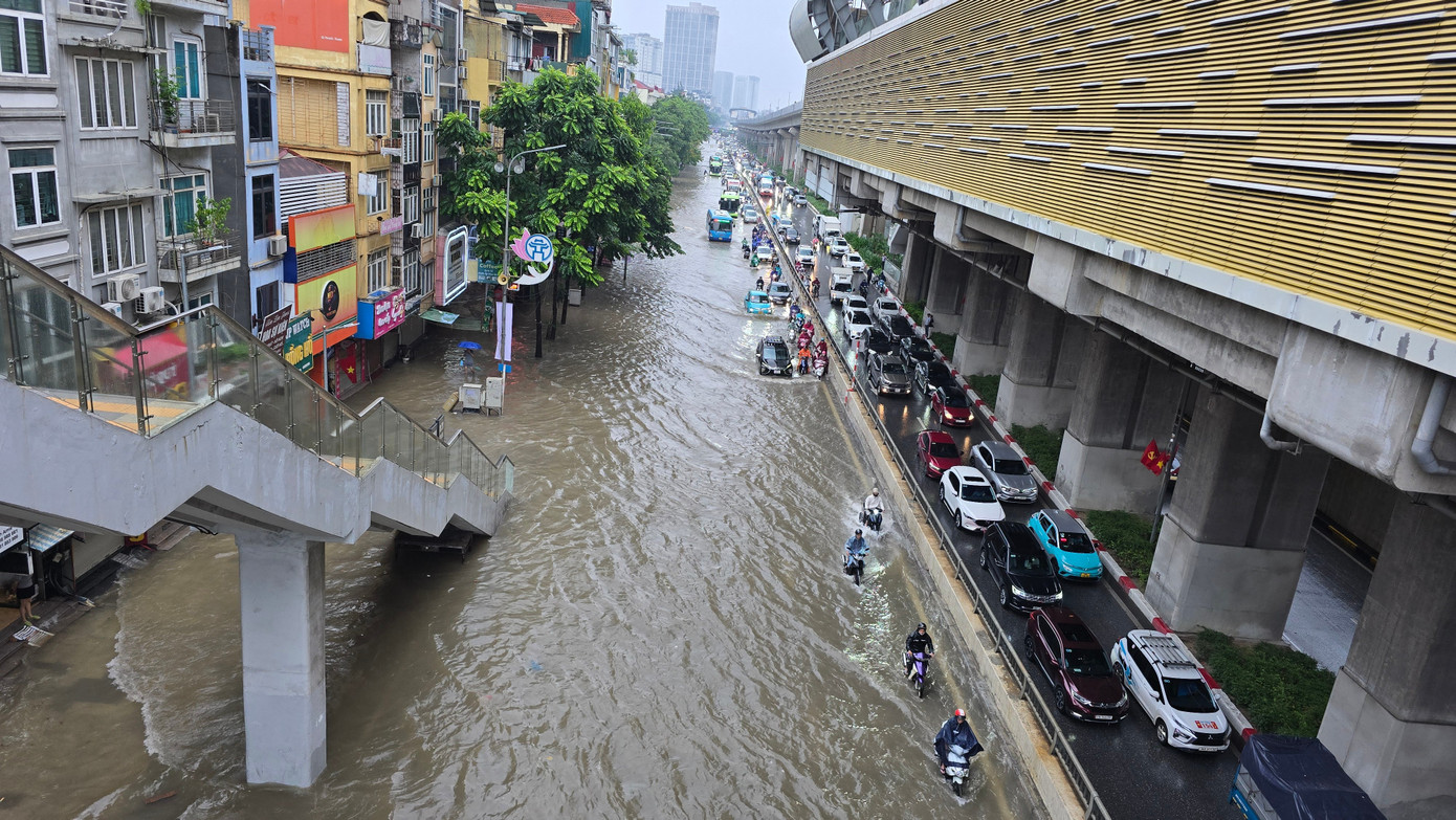 Hà Nội phố thành sông, giao thông tê liệt, xe máy 'rồng rắn' leo cao tốc giữa biển nước- Ảnh 22.