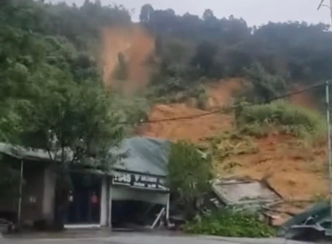 CLIP: Kinh hãi cảnh sạt lở làm sập 3 ngôi nhà ở Lào Cai- Ảnh 1.