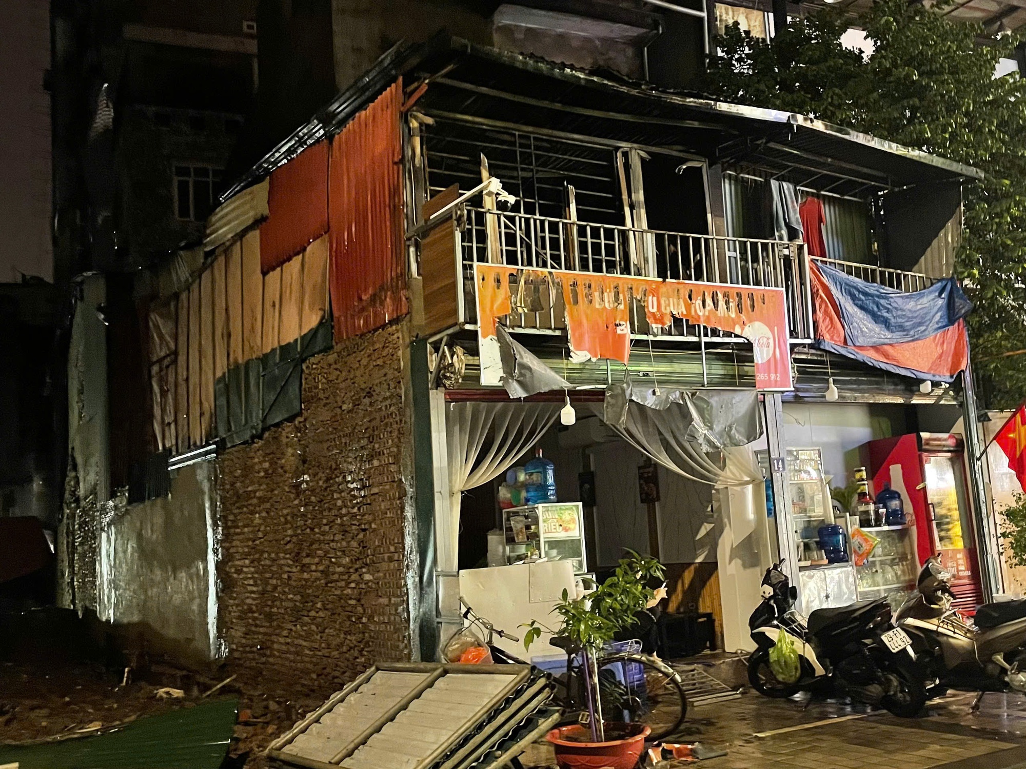 Cháy nhà dưới trời mưa lớn- Ảnh 2.