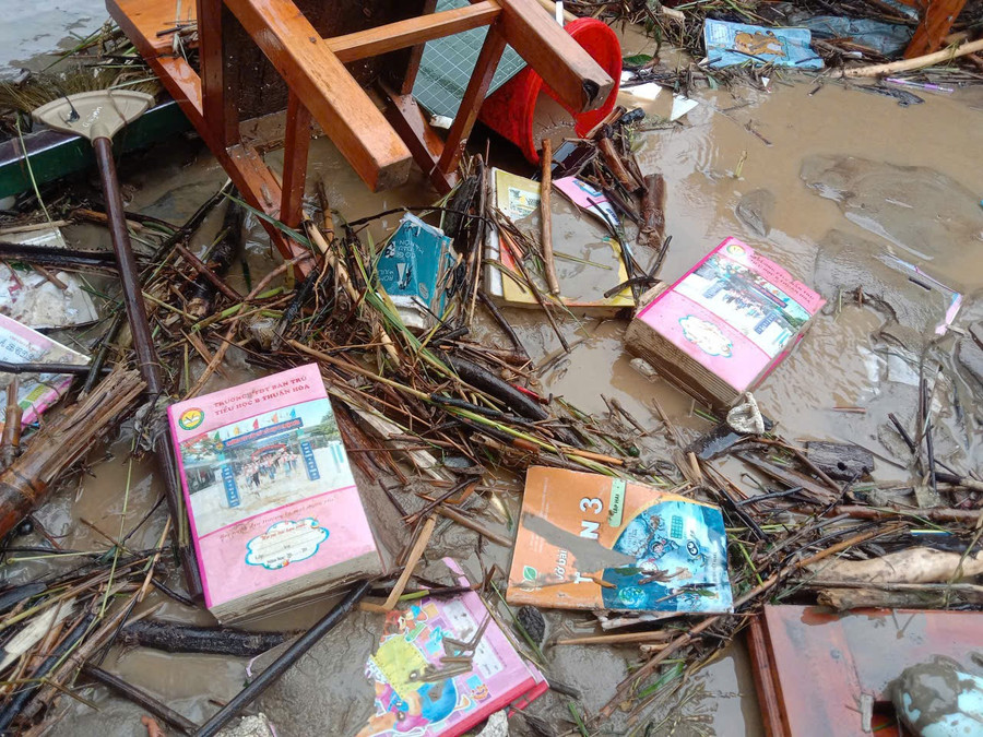 Thầy cô bật khóc nhìn trường học tan hoang sau lũ, hơn 400 HS chưa thể đến trường- Ảnh 5.