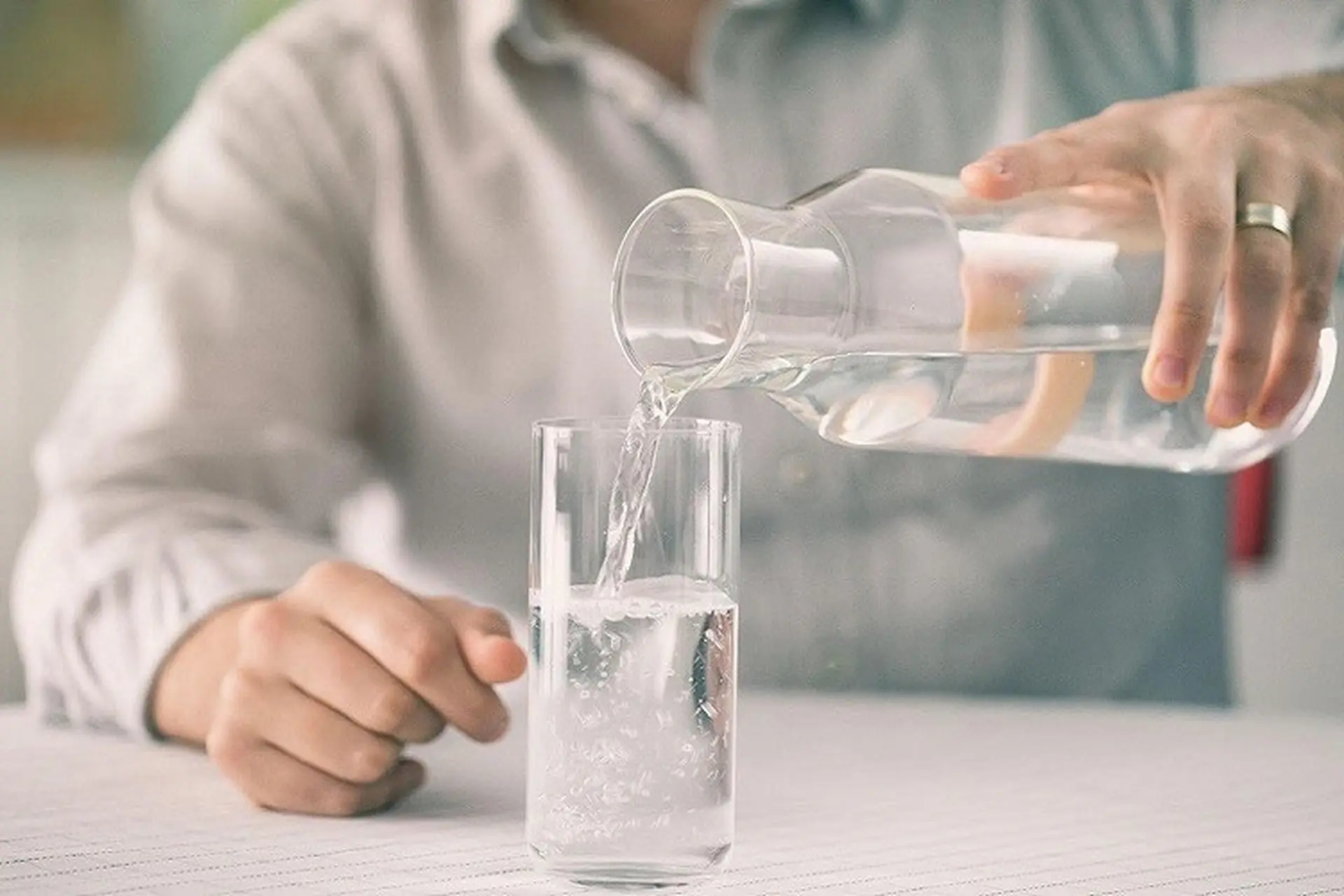 Uống hơn 10 lít nước/ngày vẫn khát "cháy họng", người đàn ông Hà Nội đi khám, sốc khi biết nguyên nhân- Ảnh 1. Uống hơn 10 lít nước/ngày vẫn khát "cháy họng", người đàn ông Hà Nội đi khám, sốc khi biết nguyên nhân- Ảnh 1.