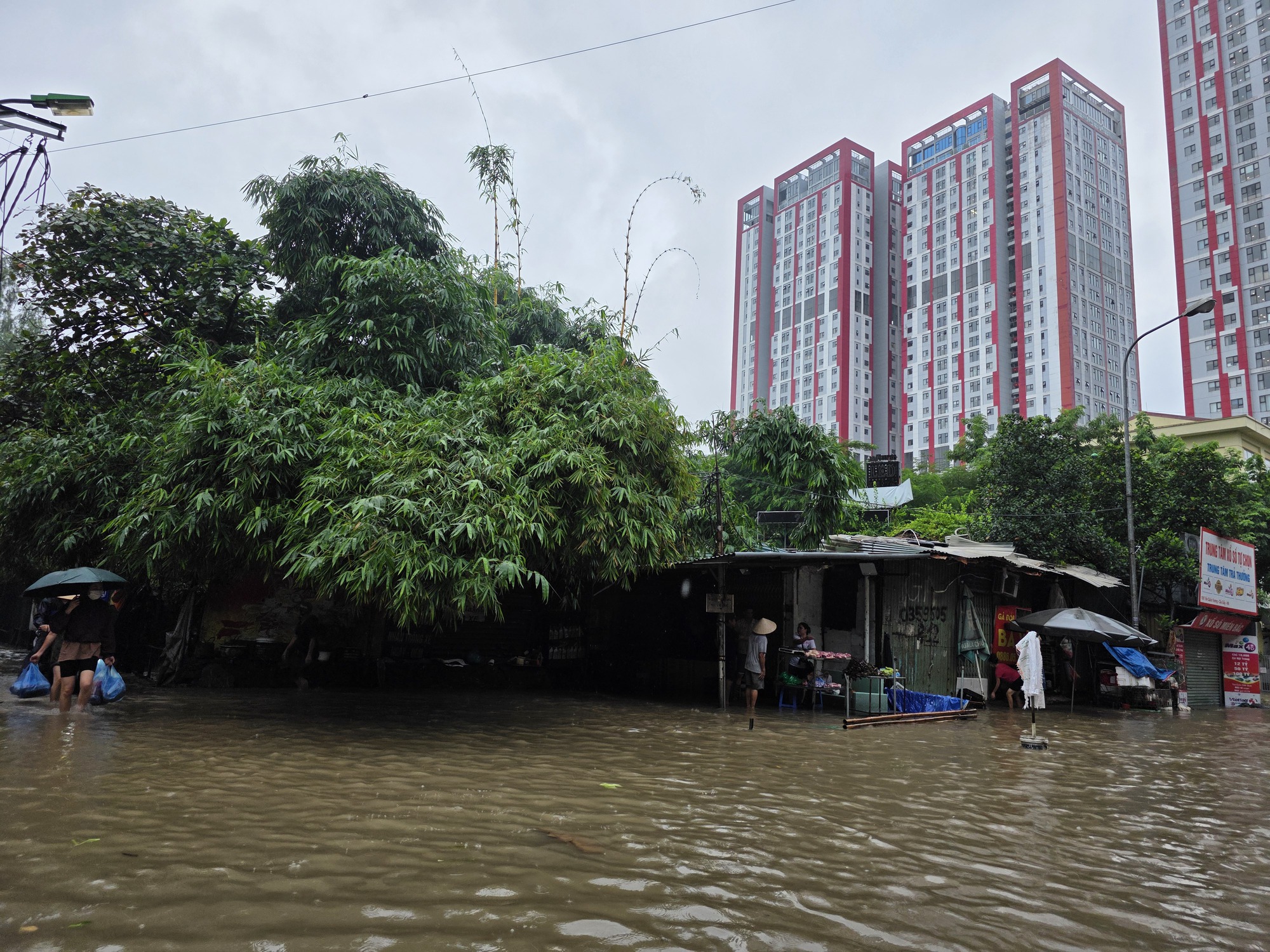 Hà Nội nhiều nơi ngập trong biển nước, người dân chèo thuyền, nước hồ Hoàn Kiếm dâng đến 7,8m- Ảnh 9.