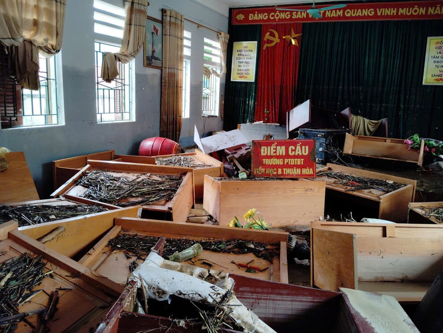 Thầy cô bật khóc nhìn trường học tan hoang sau lũ, hơn 400 HS chưa thể đến trường- Ảnh 3.