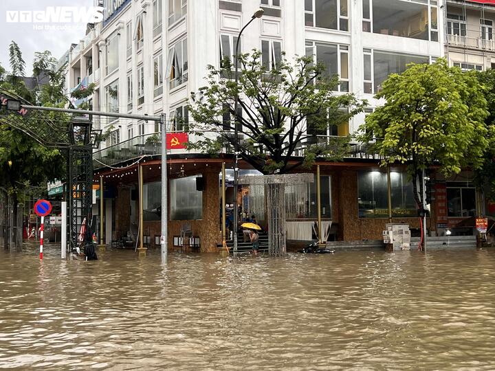 Giữa m&ugrave;a mưa b&atilde;o, m&ocirc;i giới đua nhau quảng c&aacute;o b&aacute;n nh&agrave; 'kh&ocirc;ng ngập lụt'- Ảnh 2.