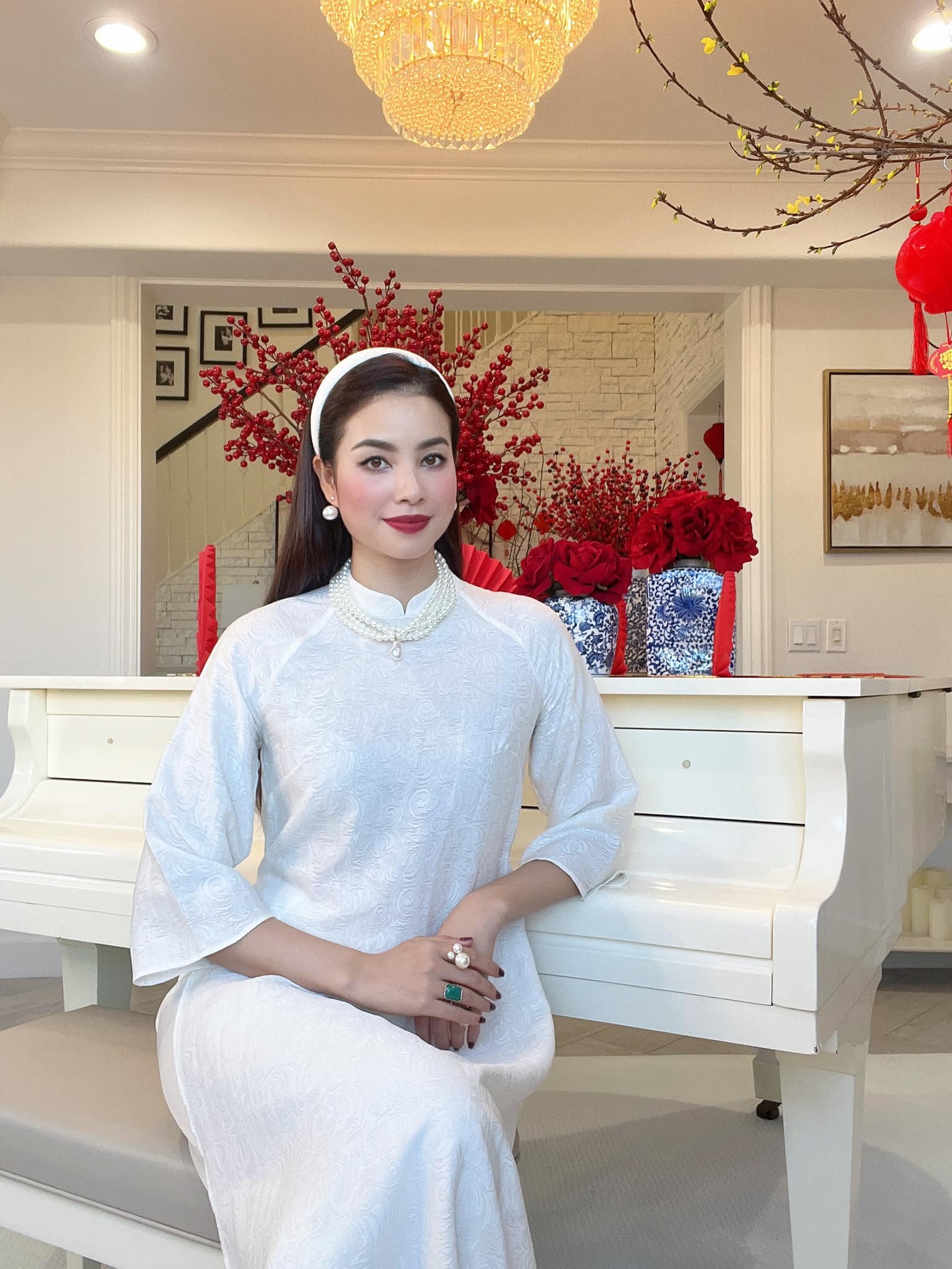 Hoa hậu Việt lấy chồng 6 năm chưa công khai danh tính, tuổi 34 làm chủ tiệm hoa, ở biệt thự 7 phòng- Ảnh 3. Hoa hậu Việt lấy chồng 6 năm chưa công khai danh tính, tuổi 34 làm chủ tiệm hoa, ở biệt thự 7 phòng- Ảnh 3.