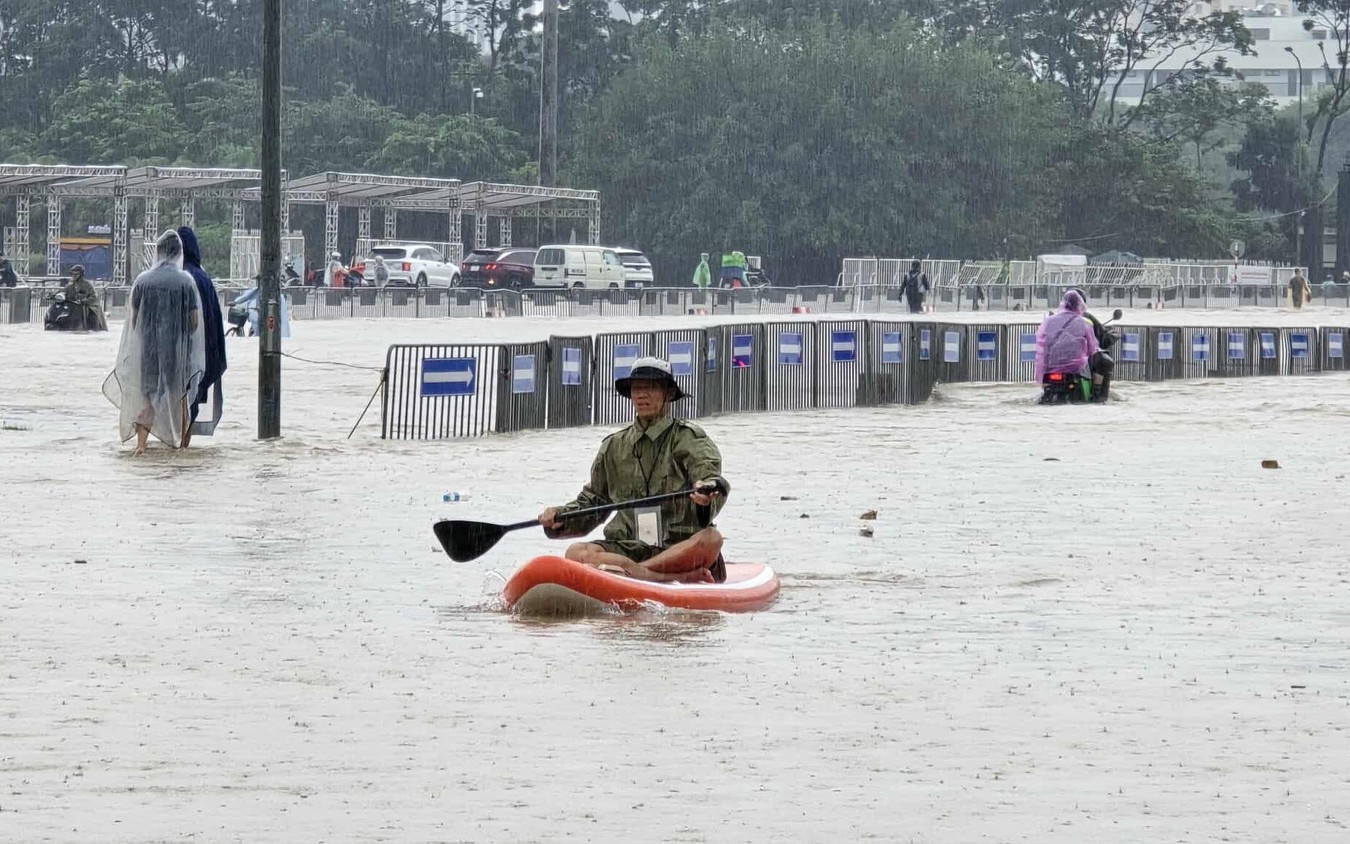 Hà Nội nhiều nơi ngập trong biển nước, người dân chèo thuyền, nước hồ Hoàn Kiếm dâng đến 7,8m
