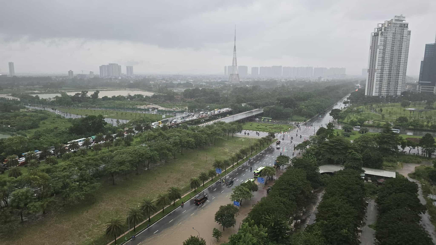 Hầm chung cư thành bể nước khổng lồ, thủy kích hàng trăm xe máy và ôtô- Ảnh 1.
