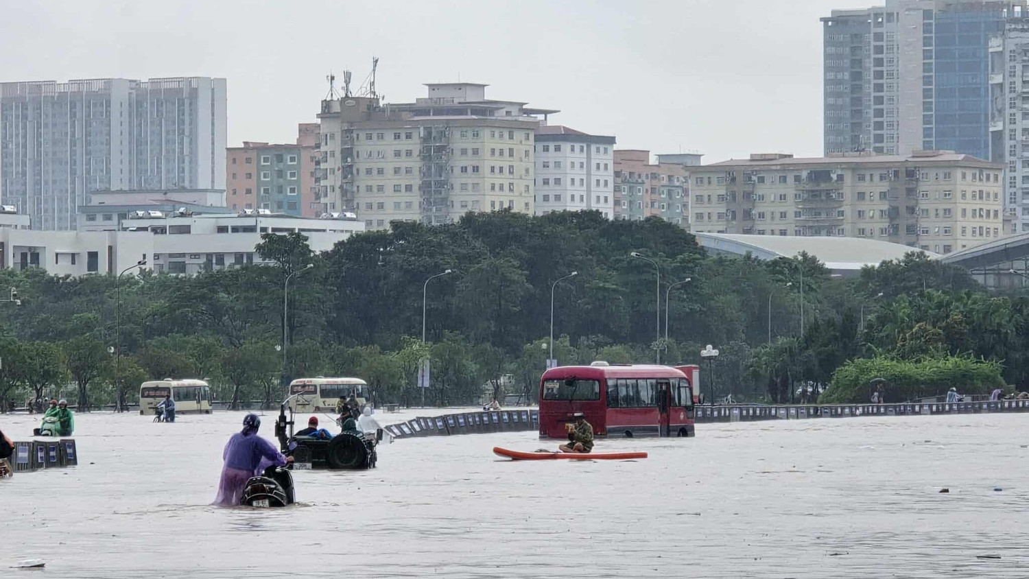 Hà Nội nhiều nơi ngập trong biển nước, người dân chèo thuyền, nước hồ Hoàn Kiếm dâng đến 7,8m- Ảnh 5.