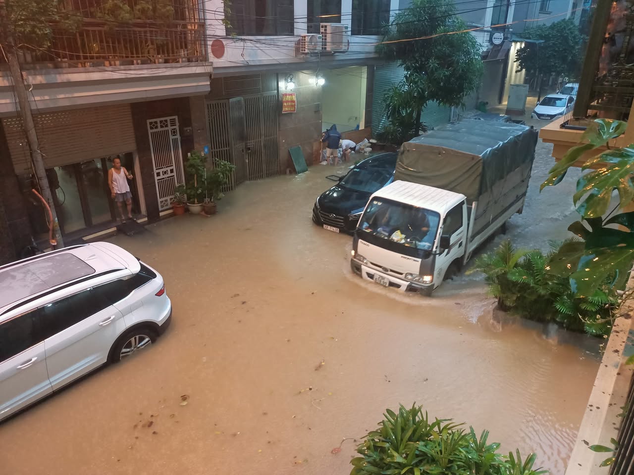 Hà Nội nhiều nơi ngập trong biển nước, người dân chèo thuyền, nước hồ Hoàn Kiếm dâng đến 7,8m- Ảnh 20.