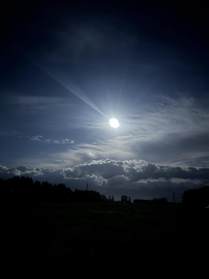 Dân mạng đồng loạt khoe ảnh siêu trăng đẹp mê hồn trong đêm Trung thu 2025- Ảnh 10.