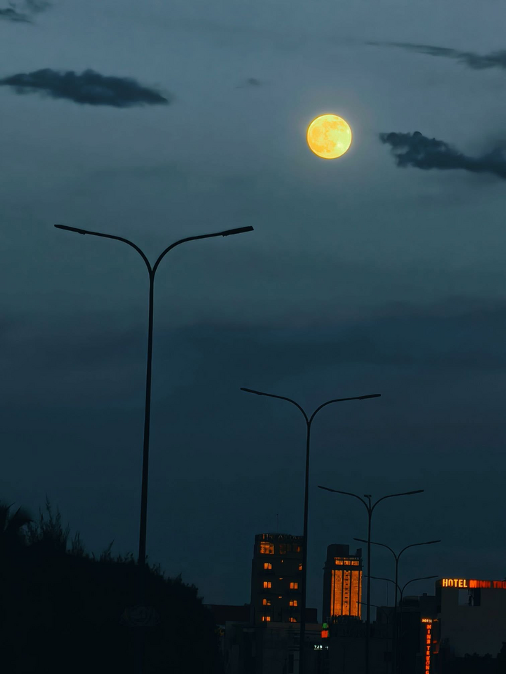 Dân mạng đồng loạt khoe ảnh siêu trăng đẹp mê hồn trong đêm Trung thu 2025- Ảnh 2.