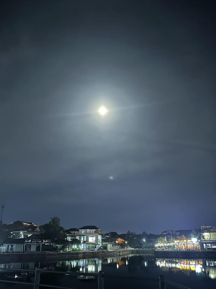 Dân mạng đồng loạt khoe ảnh siêu trăng đẹp mê hồn trong đêm Trung thu 2025- Ảnh 12.