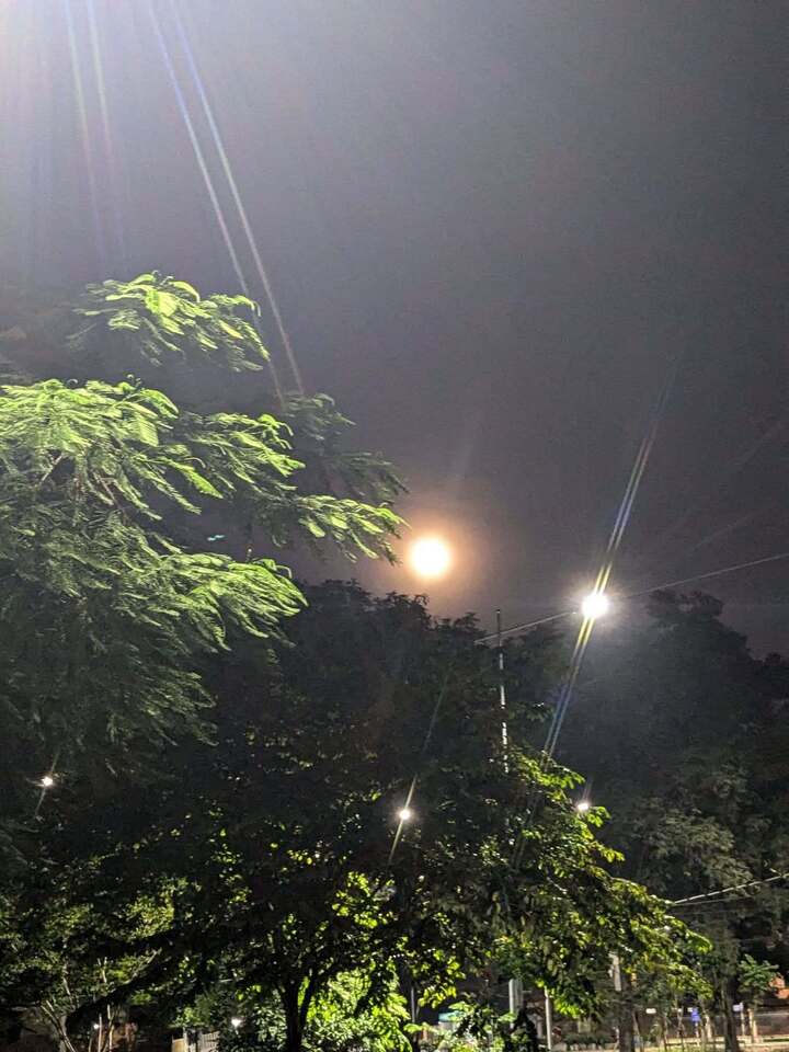 Dân mạng đồng loạt khoe ảnh siêu trăng đẹp mê hồn trong đêm Trung thu 2025- Ảnh 11.