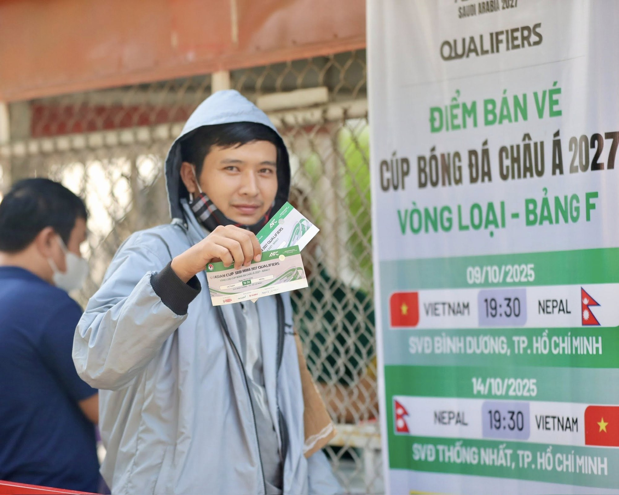 Người hâm mộ xếp hàng dài, chờ hơn 3 giờ mua vé xem tuyển Việt Nam- Ảnh 2.