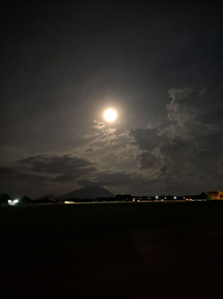 Dân mạng đồng loạt khoe ảnh siêu trăng đẹp mê hồn trong đêm Trung thu 2025- Ảnh 7.