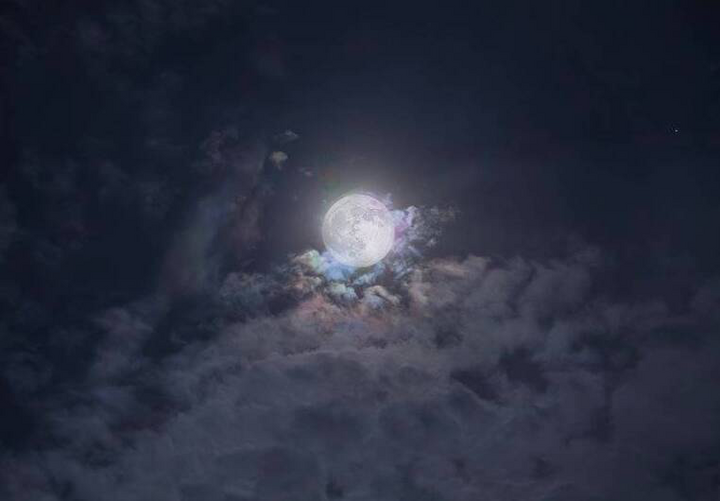 Dân mạng đồng loạt khoe ảnh siêu trăng đẹp mê hồn trong đêm Trung thu 2025- Ảnh 9.