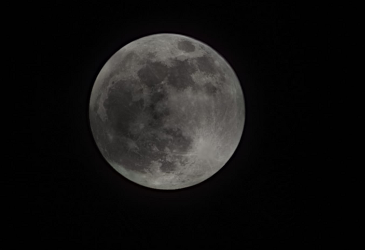 Dân mạng đồng loạt khoe ảnh siêu trăng đẹp mê hồn trong đêm Trung thu 2025- Ảnh 5.