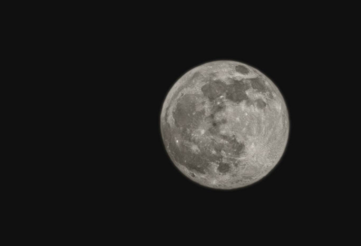 Dân mạng đồng loạt khoe ảnh siêu trăng đẹp mê hồn trong đêm Trung thu 2025- Ảnh 4.