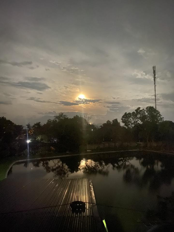 Dân mạng đồng loạt khoe ảnh siêu trăng đẹp mê hồn trong đêm Trung thu 2025- Ảnh 6.