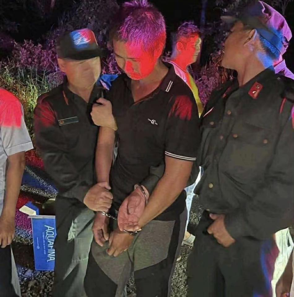 Vụ thảm án ở Đồng Nai: Đôi giày dính đất đỏ "tố" Lê Sỹ Tùng- Ảnh 1. Vụ thảm án ở Đồng Nai: Đôi giày dính đất đỏ "tố" Lê Sỹ Tùng- Ảnh 1.