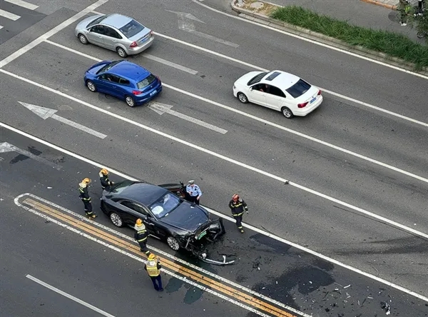 Reviewer &ocirc; t&ocirc; nổi tiếng đ&acirc;m n&aacute;t đầu Rolls-Royce Spectre quy đổi 26 tỷ đồng, CĐM b&oacute;c t&aacute;ch nguy&ecirc;n nh&acirc;n, đưa ra nhiều &yacute; kiến tr&aacute;i chiều- Ảnh 4.