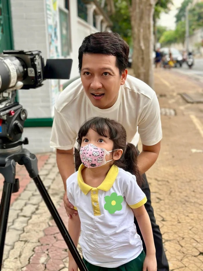 Con gái Trường Giang 6 tuổi được học đủ thứ chuẩn "cầm kỳ thi họa"- Ảnh 4. Con gái Trường Giang 6 tuổi được học đủ thứ chuẩn "cầm kỳ thi họa"- Ảnh 4.