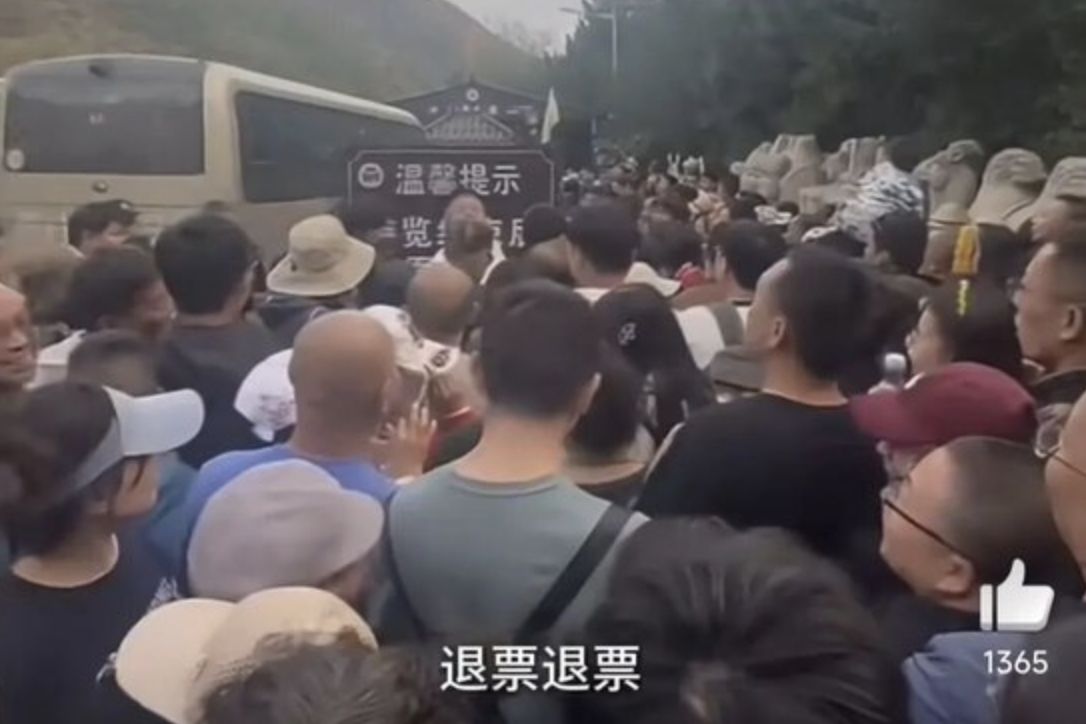 Cảnh tượng "không thở được" ghi nhận tại hàng loạt địa điểm nổi tiếng nhất Trung Quốc những ngày này- Ảnh 2.