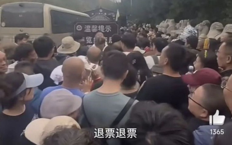 Cảnh tượng "không thở được" ghi nhận tại hàng loạt địa điểm nổi tiếng nhất Trung Quốc những ngày này- Ảnh 1.