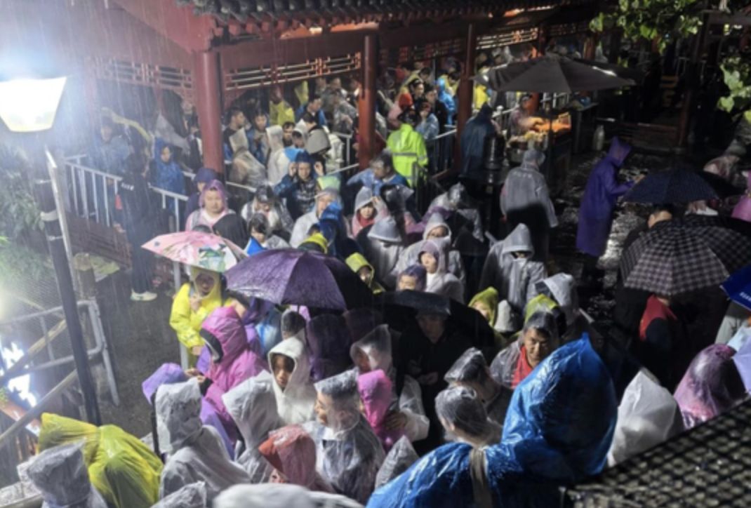 Cảnh tượng "không thở được" ghi nhận tại hàng loạt địa điểm nổi tiếng nhất Trung Quốc những ngày này- Ảnh 3.