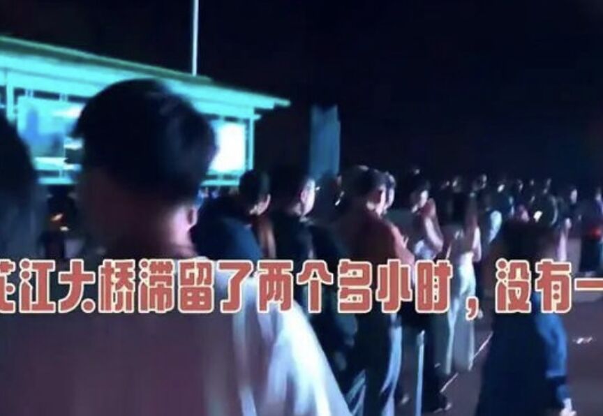 Cảnh tượng "không thở được" ghi nhận tại hàng loạt địa điểm nổi tiếng nhất Trung Quốc những ngày này- Ảnh 4.