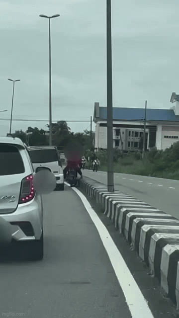 Tài xế ô tô đâm vào xe máy đang đỗ ở lề phải, phản ứng của đối phương khiến người xem phải sững sờ- Ảnh 1. Tài xế ô tô đâm vào xe máy đang đỗ ở lề phải, phản ứng của đối phương khiến người xem phải sững sờ- Ảnh 1.