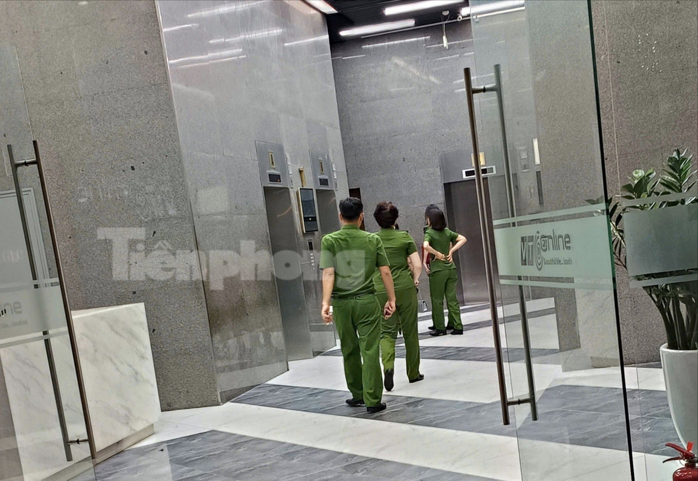 Công an xuất hiện ở tòa nhà có trụ sở công ty của Shark Bình- Ảnh 3.