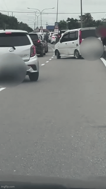 Tài xế ô tô đâm vào xe máy đang đỗ ở lề phải, phản ứng của đối phương khiến người xem phải sững sờ- Ảnh 2. Tài xế ô tô đâm vào xe máy đang đỗ ở lề phải, phản ứng của đối phương khiến người xem phải sững sờ- Ảnh 2.