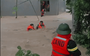 Gia đình 5 người gặp nguy hiểm trong dòng nước lũ, công an Bắc Ninh nhận tin báo khẩn cấp