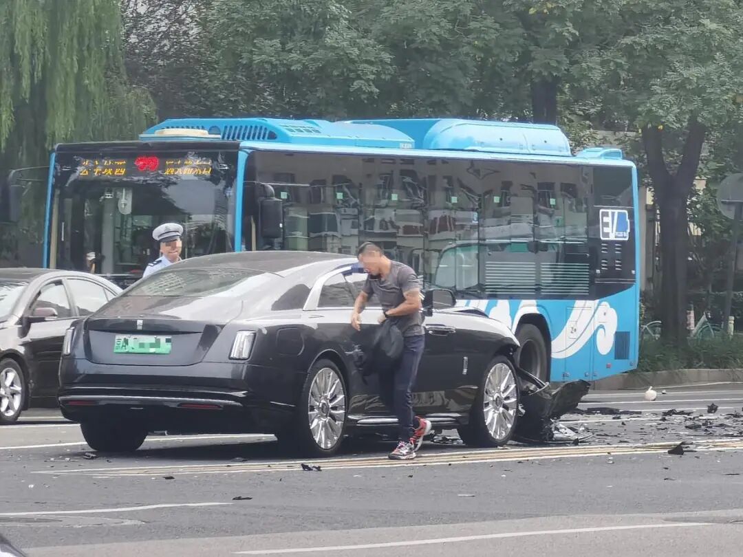 Reviewer &ocirc; t&ocirc; nổi tiếng đ&acirc;m n&aacute;t đầu Rolls-Royce Spectre quy đổi 26 tỷ đồng, CĐM b&oacute;c t&aacute;ch nguy&ecirc;n nh&acirc;n, đưa ra nhiều &yacute; kiến tr&aacute;i chiều- Ảnh 2.