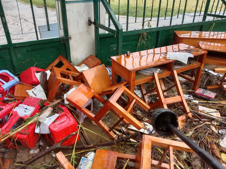 Thầy cô bật khóc nhìn trường học tan hoang sau lũ, hơn 400 HS chưa thể đến trường- Ảnh 4.