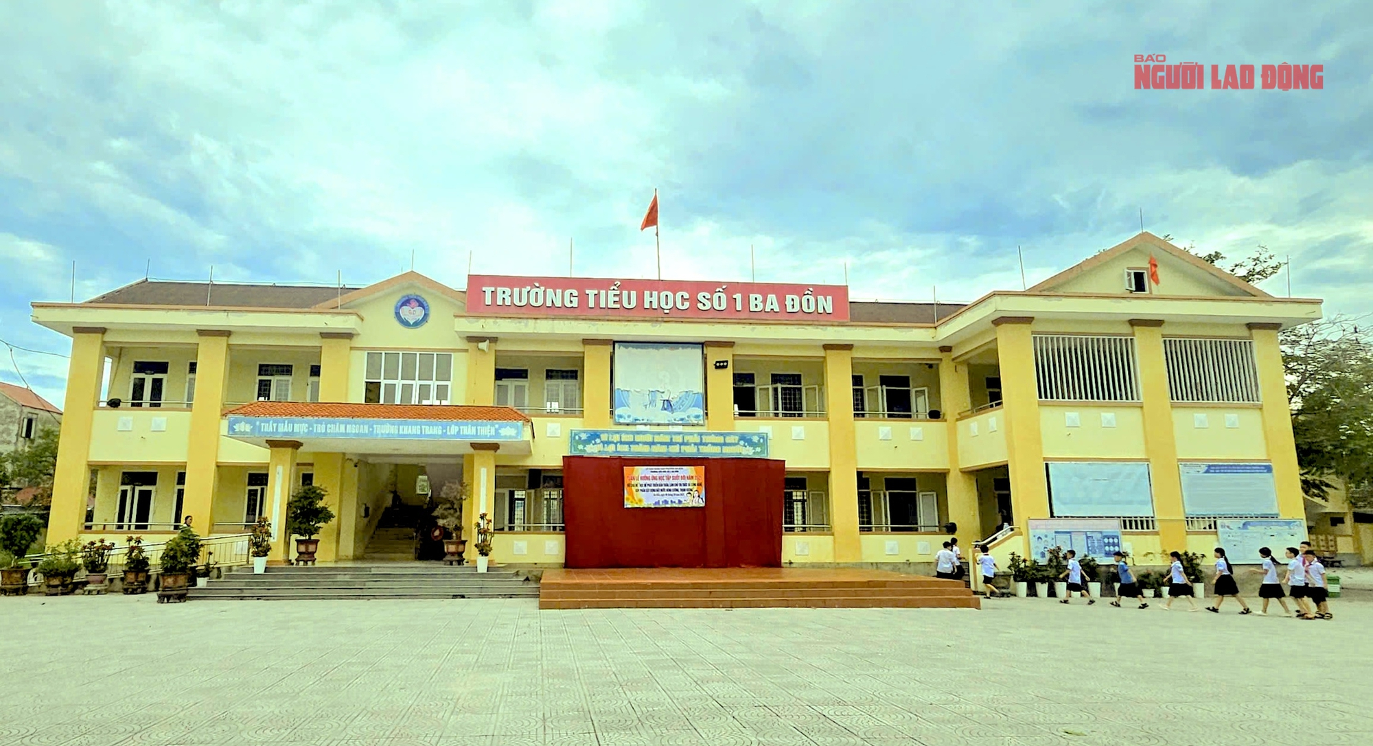 Nữ hiệu trưởng nói gì về khay cơm 25.000 đồng gây "bão" ở Quảng Trị?- Ảnh 1.