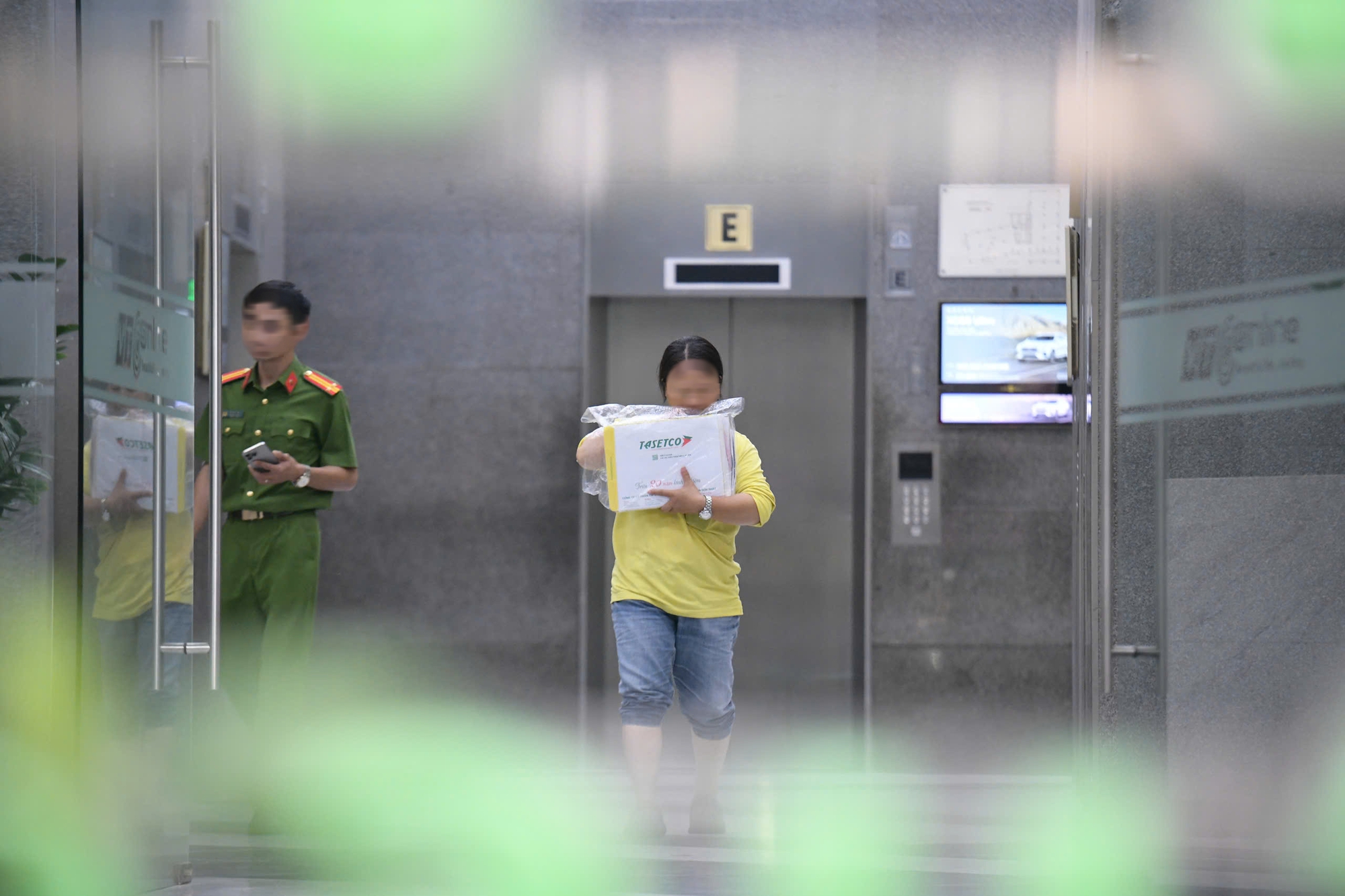 Làm việc với Shark Bình, nhiều công an có mặt tại công ty- Ảnh 1. Làm việc với Shark Bình, nhiều công an có mặt tại công ty- Ảnh 1.