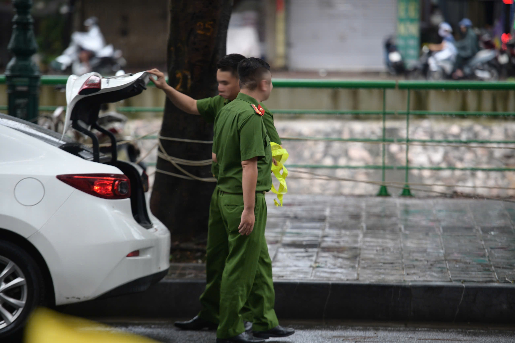 Làm việc với Shark Bình, nhiều công an có mặt tại công ty- Ảnh 2. Làm việc với Shark Bình, nhiều công an có mặt tại công ty- Ảnh 2.