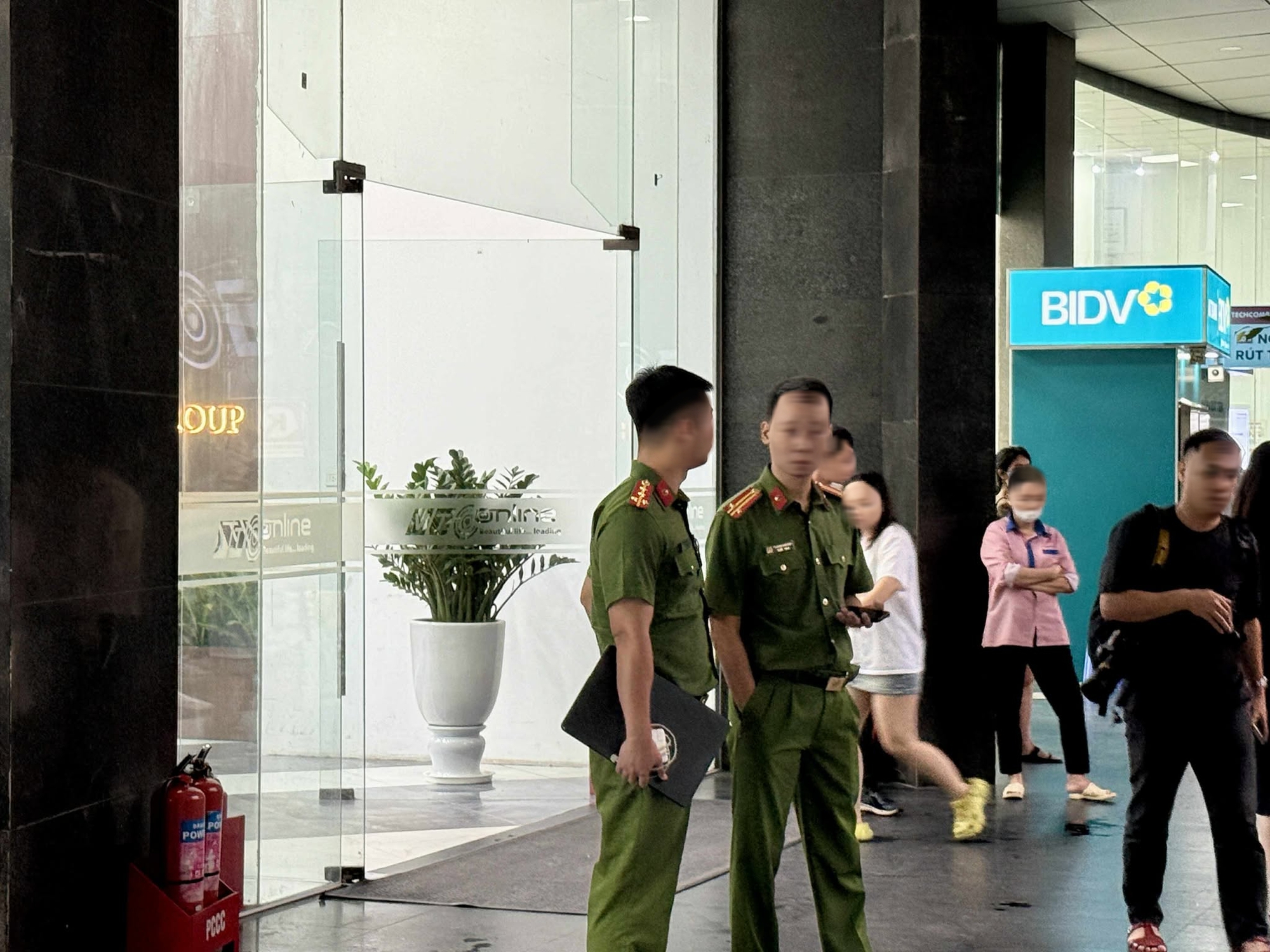 Làm việc với Shark Bình, nhiều công an có mặt tại công ty- Ảnh 3. Làm việc với Shark Bình, nhiều công an có mặt tại công ty- Ảnh 3.